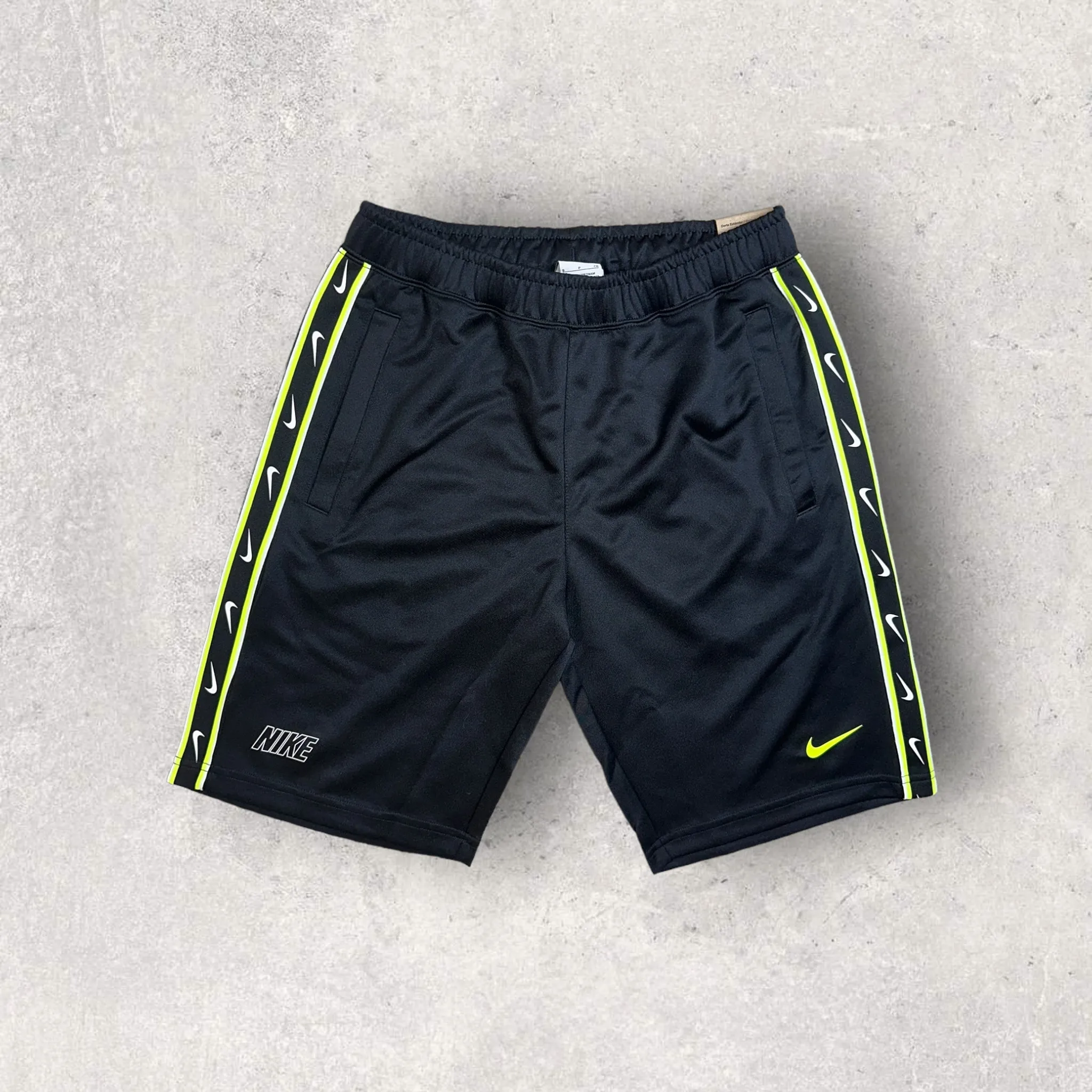 NIKE POLY REPEAT T-SHIRT/SHORT SET - BLACK/VOLT